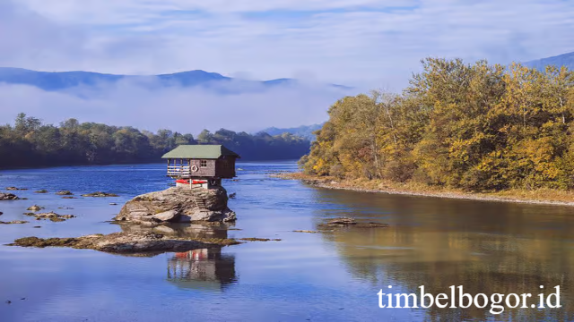 Drina River House: Ikon Wisata Unik di Tengah Sungai Serbia