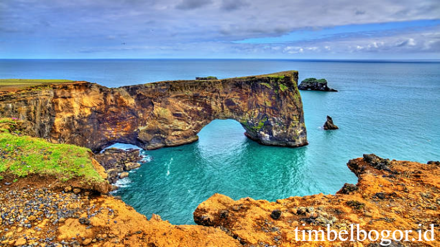 Tanjung Dyrhólaey: Tebing Vulkanik Ikonik dan Gerbang Alam